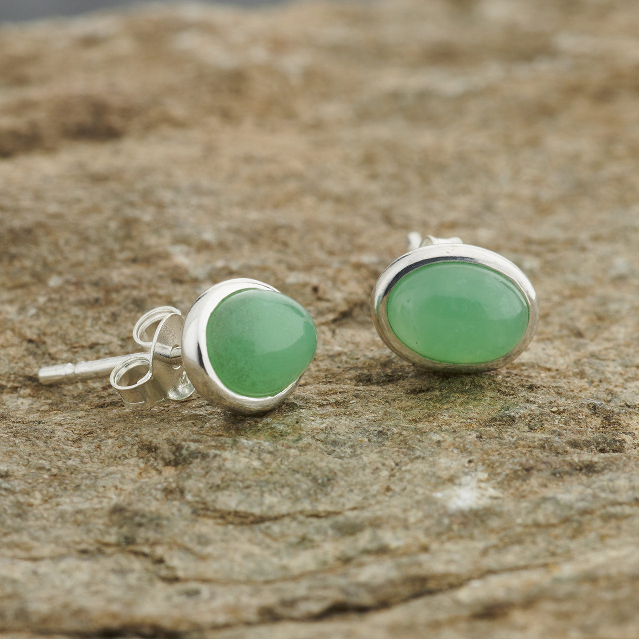 Chrysoprase promotes joy and happiness and brings through the vibration of Divine Truth. They help to promote feelings of love and of forgiveness. At the same time, it also helps to heal the heart of the energy of depression and anxiety.
