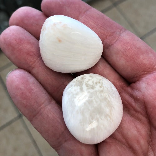 Scolecite Meanings Inner peace, relaxation, tranquillity, interdimensional travel, awakening the heart Chakras: Third eye, Crown Element: Wind Zodiac Sign: Capricorn Number: 1