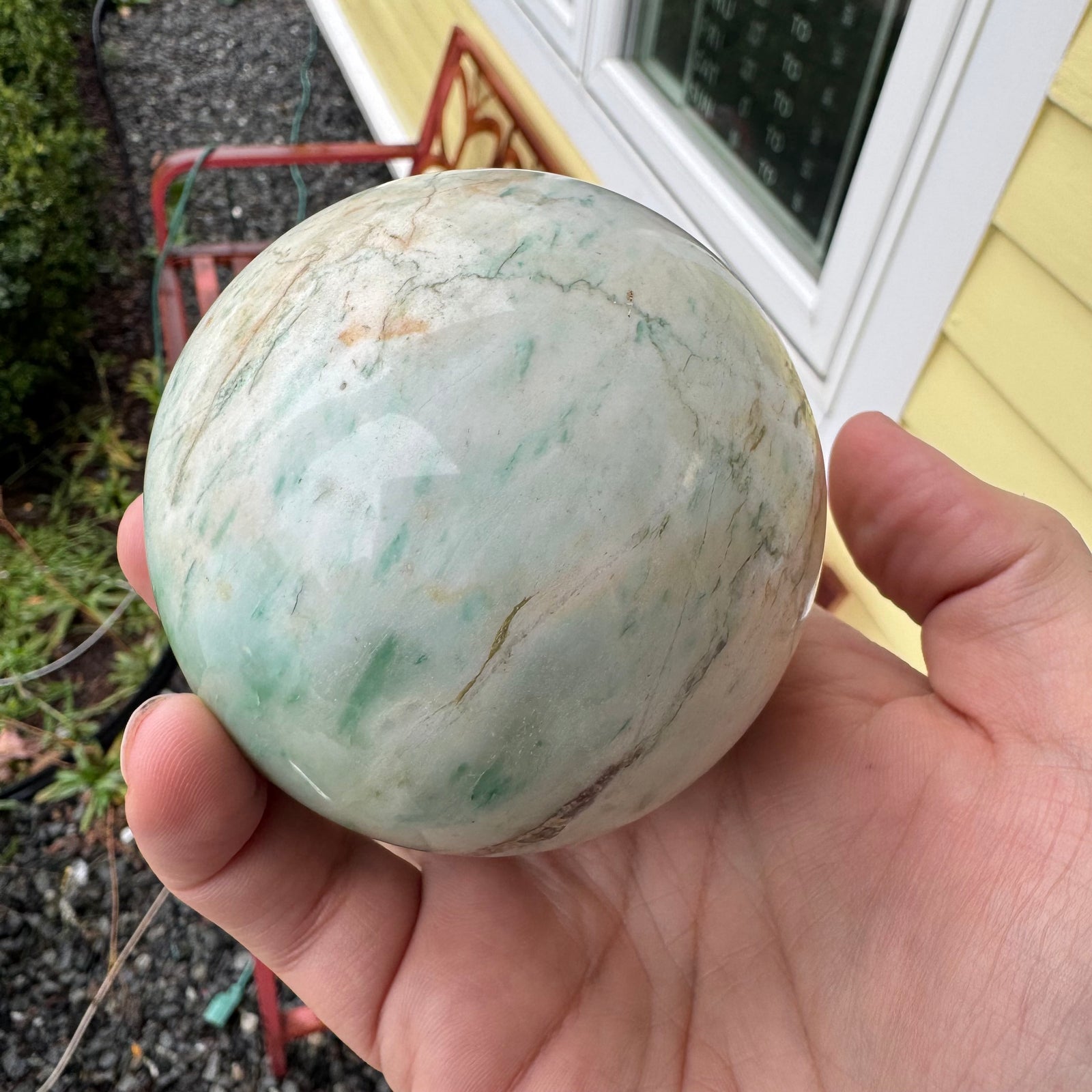 Emerald Matrix Crystal Sphere – 816g Natural Polished Green Stone Ball | Unique Cream Matrix & Emerald Accents