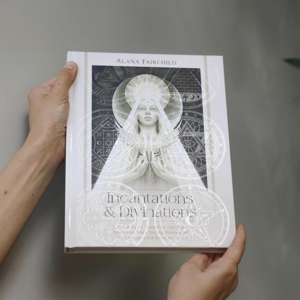 Incantations &amp; Divinations – Speak Sacred Words, Awaken Your Magic & Manifest with Grace