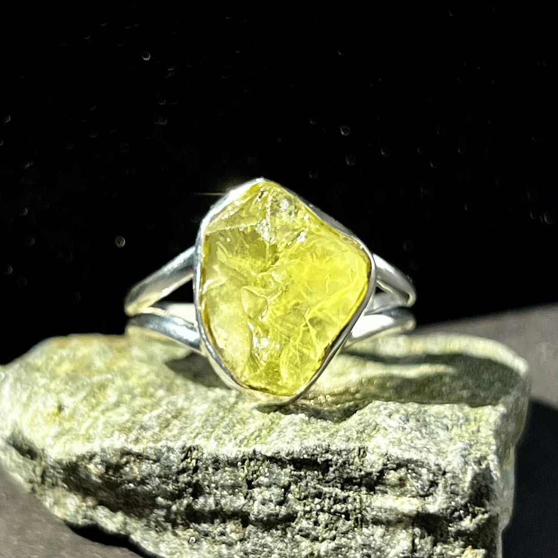 92.5% 4 Carat Yellow Sapphire Sterling Silver Ring at Rs 1999 in Jaipur