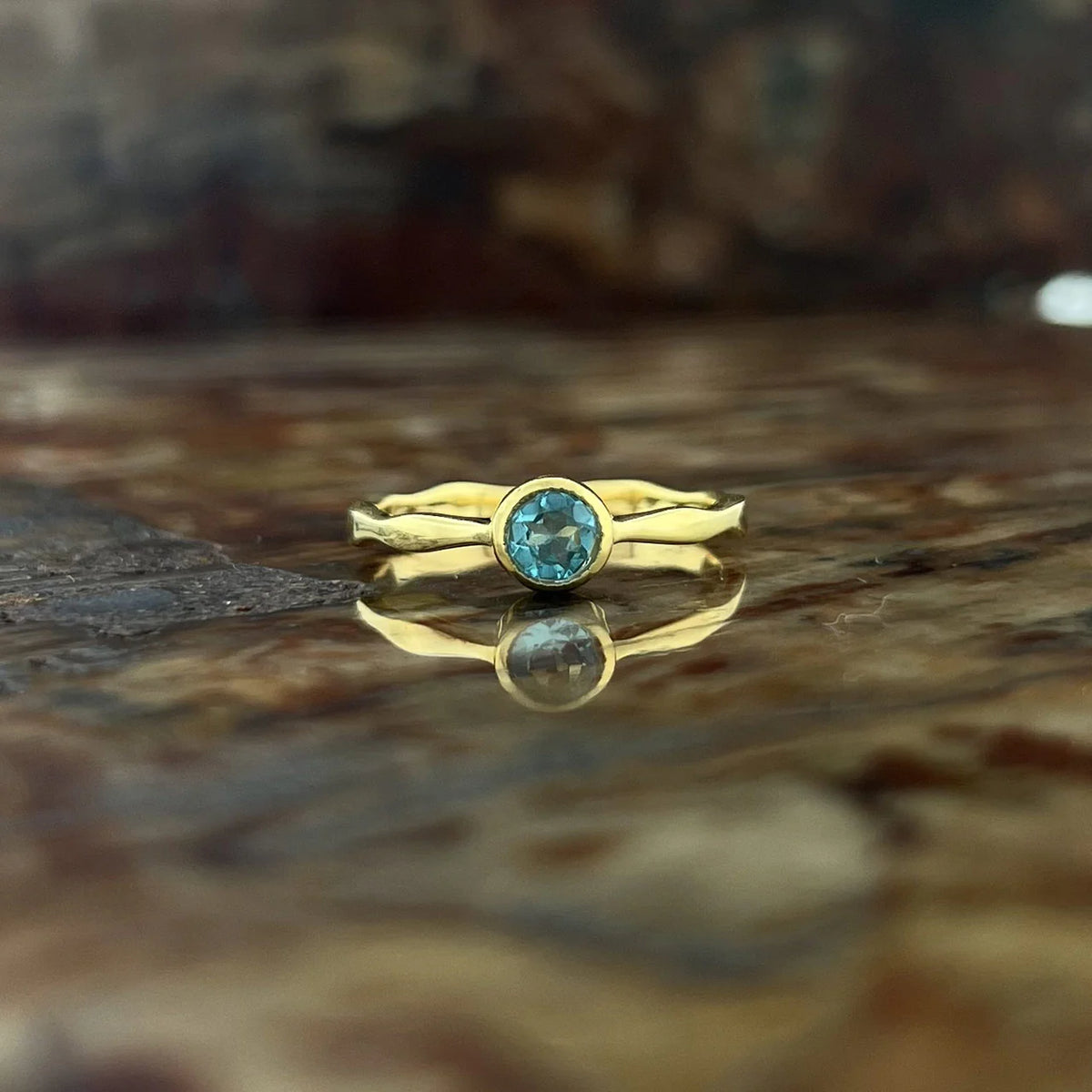 Neon Blue Apatite 18K Vermeil Gold Wavy Ring