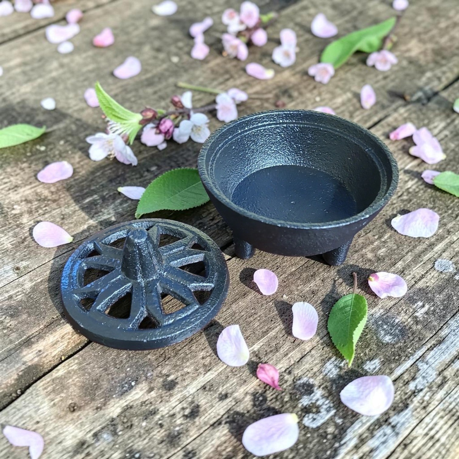 Cast Iron Burner with Jali Design Lid – 1.5" H x 3.25" D – Resin & Herb Incense Burner