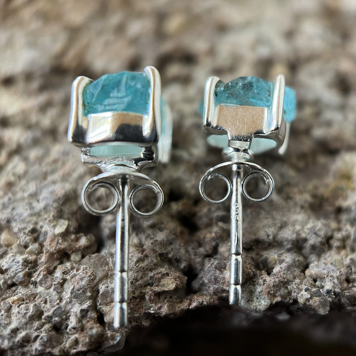 Apatite helps eliminate over-activity, under-activity, blockages, and congestion in all of the Chakras. It is excellent for balancing yin-yang, and for raising kundalini energy. Blue Apatite stimulates the Third Eye and the Throat Chakras.
