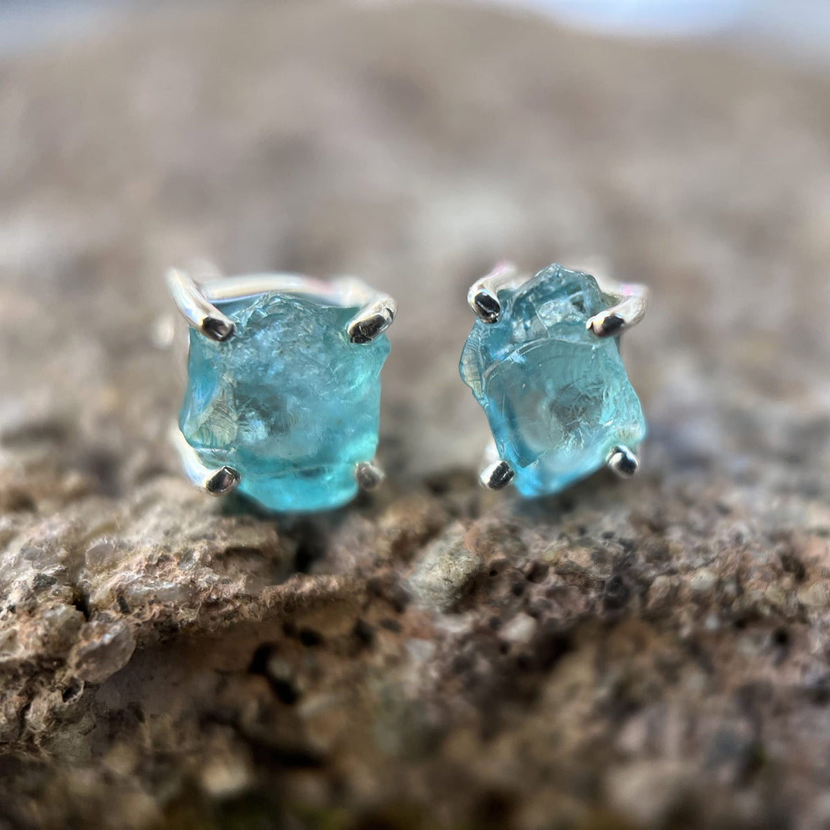 Apatite helps eliminate over-activity, under-activity, blockages, and congestion in all of the Chakras. It is excellent for balancing yin-yang, and for raising kundalini energy. Blue Apatite stimulates the Third Eye and the Throat Chakras.