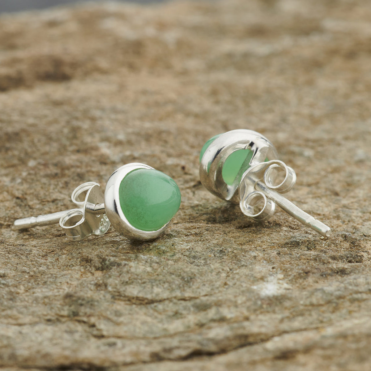 Chrysoprase promotes joy and happiness and brings through the vibration of Divine Truth. They help to promote feelings of love and of forgiveness. At the same time, it also helps to heal the heart of the energy of depression and anxiety.