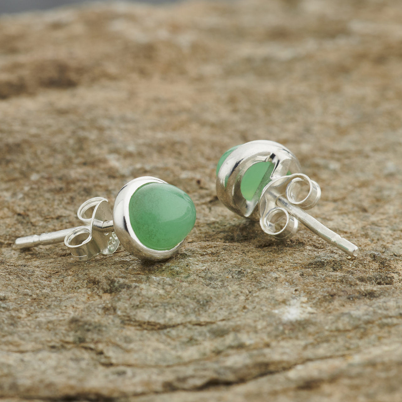 Chrysoprase promotes joy and happiness and brings through the vibration of Divine Truth. They help to promote feelings of love and of forgiveness. At the same time, it also helps to heal the heart of the energy of depression and anxiety.