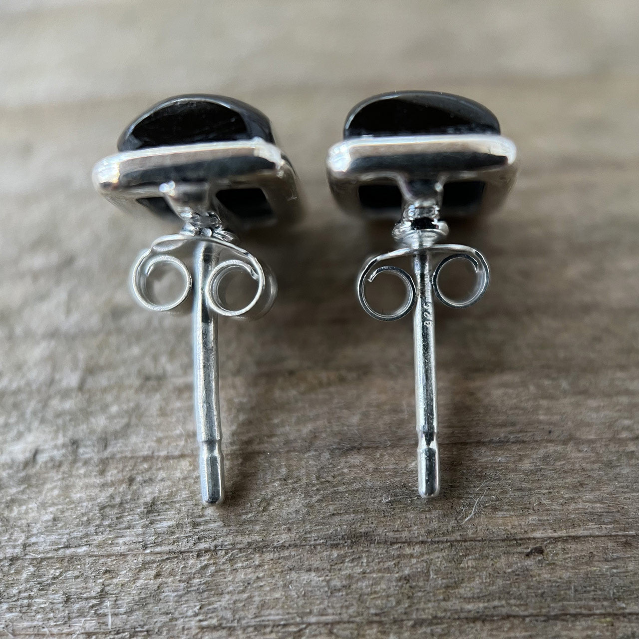 Black Star Diopside has a strong grounding and healing energy. It helps to ground you to the earth, and is a useful stone for anyone who is interested on earth Star healing. It is also a good healing stone, especially useful for spinal problems, as well as aiding issues in the intestines.