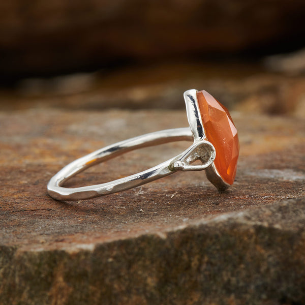 R1796 Chunky Silver Ring with Oval Carnelian – ArtisanEffect