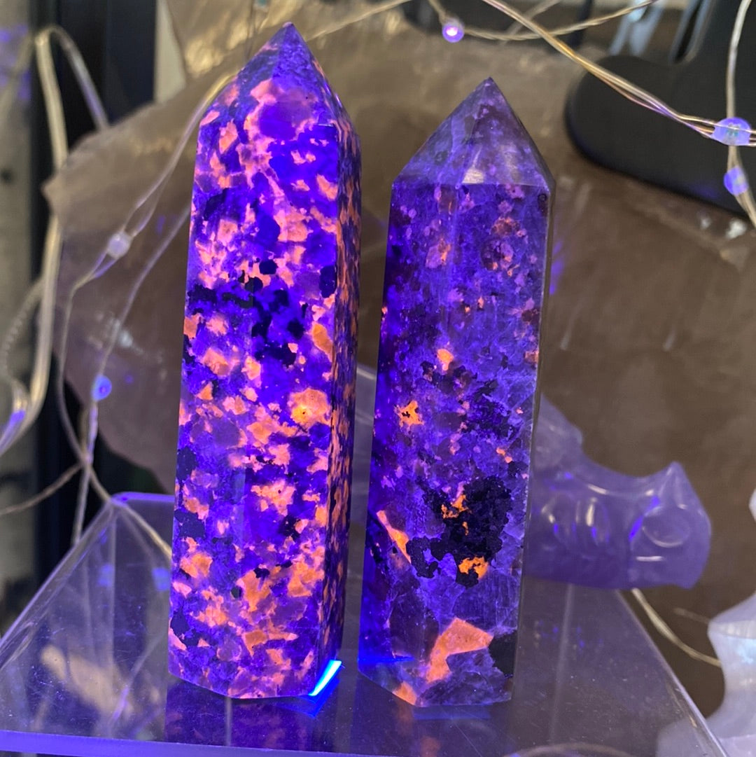 Yooperlite Polished Gemstone Point Obelisk - Glow In The Dark 3"-4"