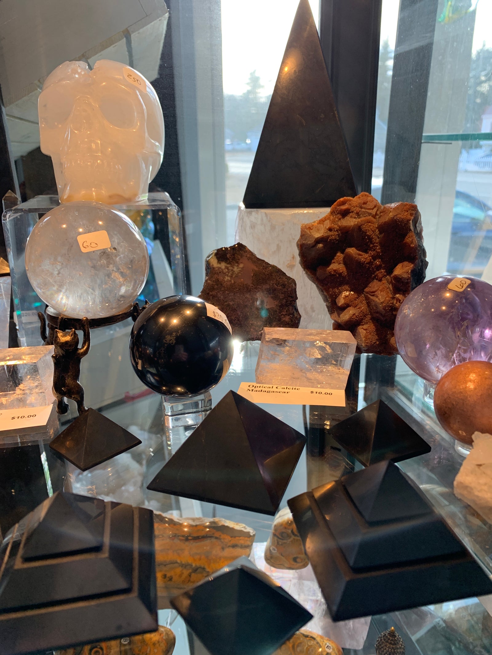 Shungite Pyramids are known for their grounding properties and is ideal for individuals who practice meditation, yoga, mindfulness and Ayurveda. Keywords: Purification, protection